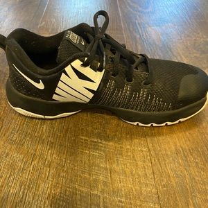 Black nikes, boys sz 6